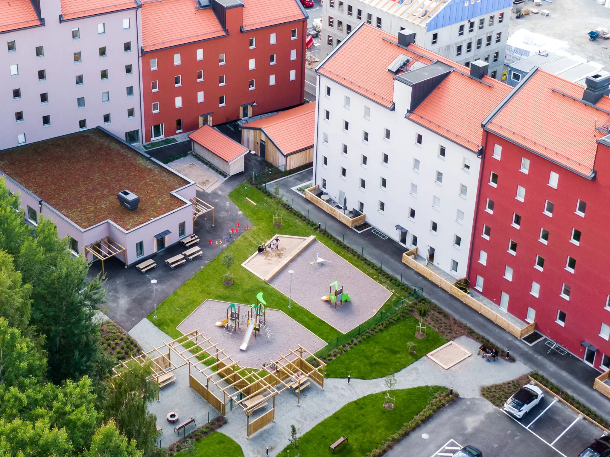 Hyreslägenheter i Enköping med skogen bakom husknuten