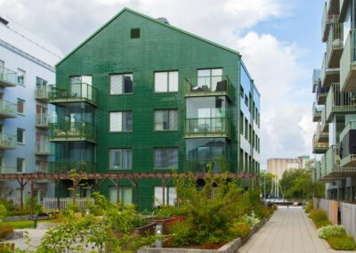 Grönt kakelklätt hus med hyreslägenheter i Västerås