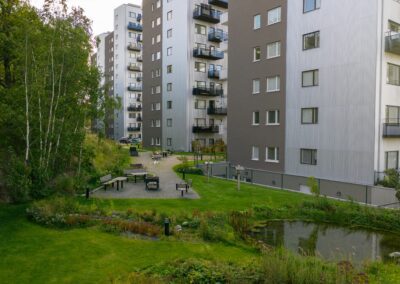 Grön bakgård till hyreslägenhetshus i Västerås