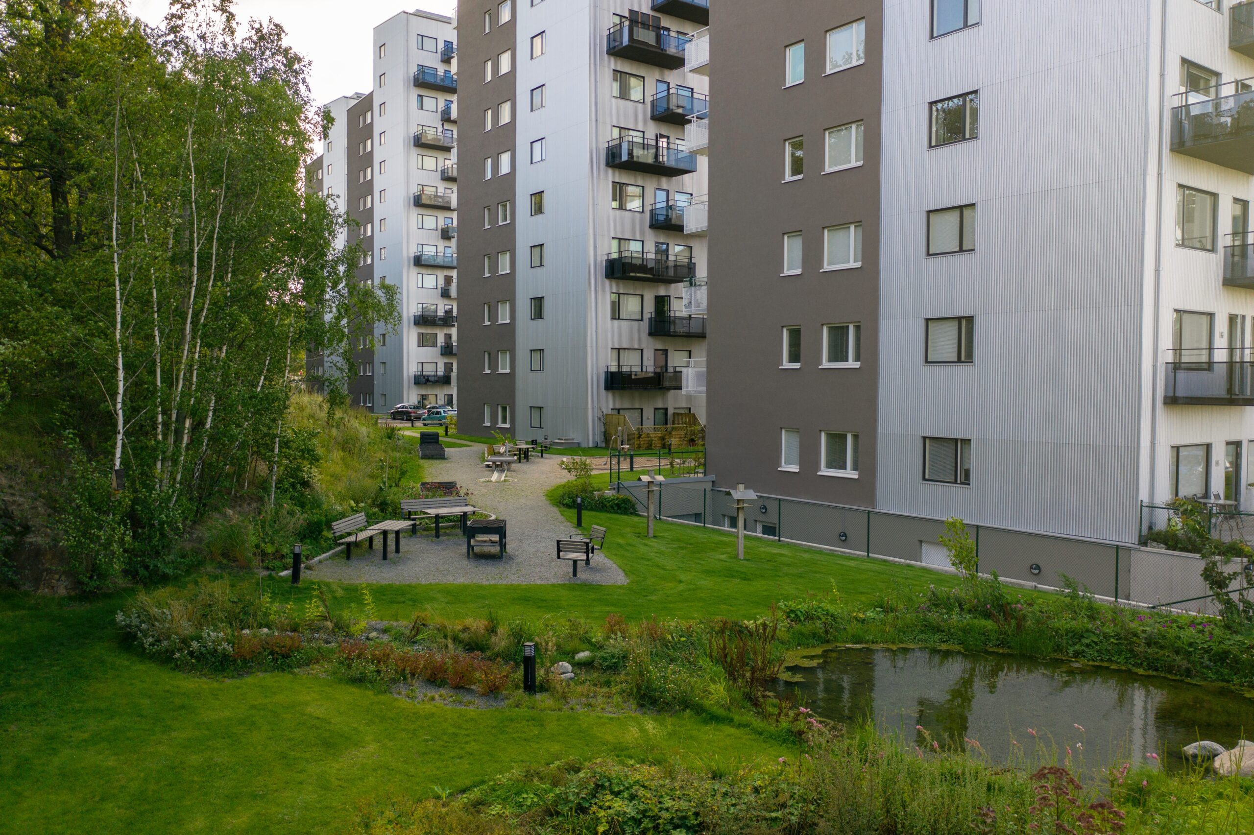 Grön bakgård till hyreslägenhetshus i Västerås