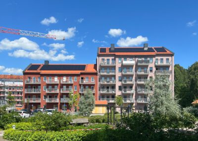 Nybyggda hyreslägenhetshus med balkonger i Enköping