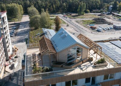 Kollektivhus i Uppsala med takterrass med solceller och odling