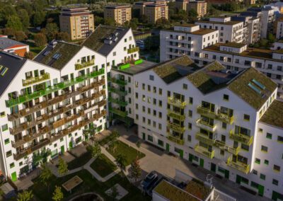 Sedumtak, solceller och takterrass på hyreslägenhetshus i Uppsala